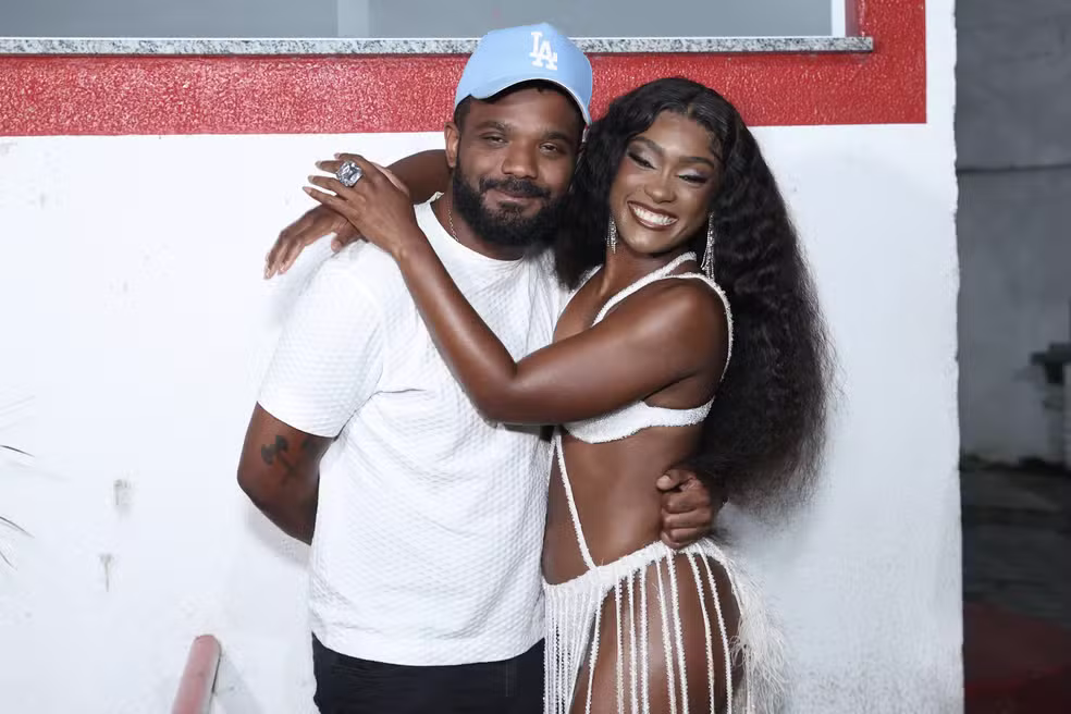 Erika Januza arquiva fotos com Arlindinho após vídeo do cantor em casa de swing